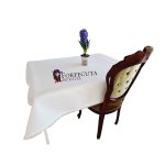 Fata de masa cu dantela