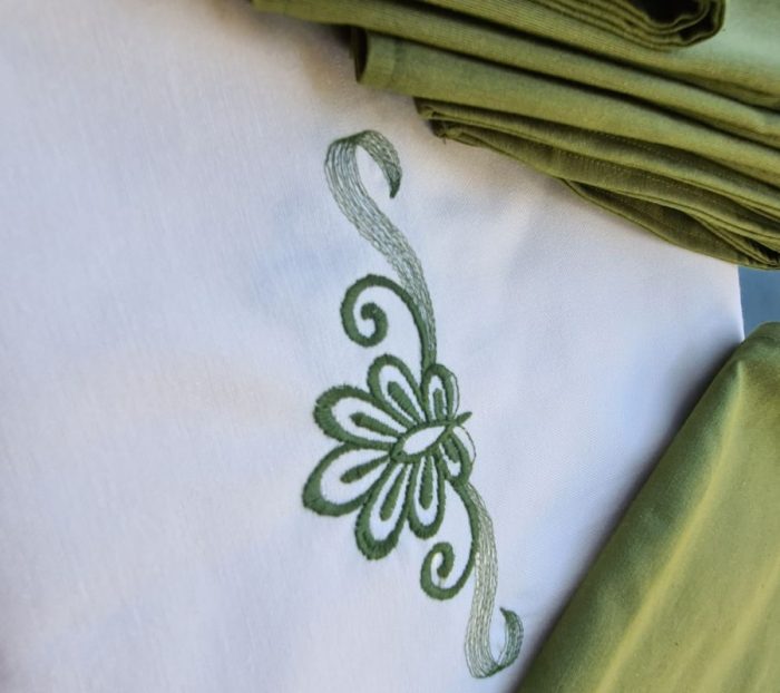 Set fata de masa brodata, 4 servetele brodate si traversa, bumbac, 110 X 150 cm - imagine 2