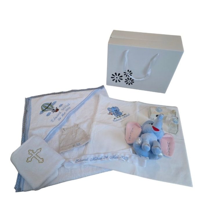 Trusou pentru botez baietel cu Elefant personalizat prin broderie, 13 piese - imagine 6