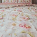 Lenjerie de Pat „Flori pudrate” – Bumbac 100%, Imprimare Digitală, 4 Piese